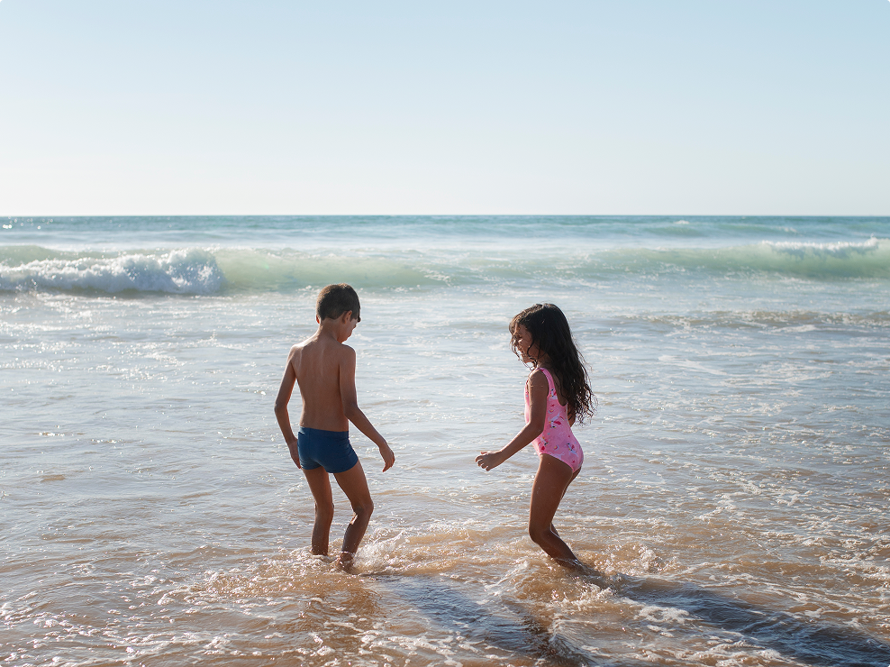 IMAGEN · niños recogiendo conchas al atardecer (ver brief dentro)